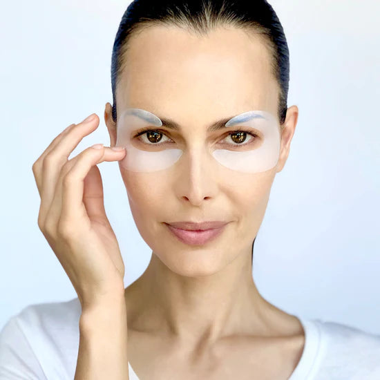 A close up of a female model using Skimono&